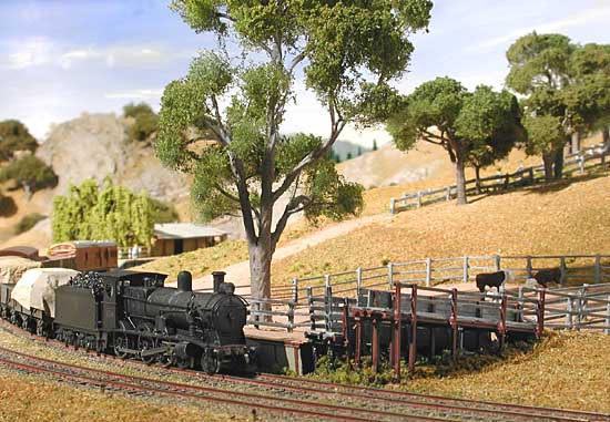 3324 sits quietly in at the stock race during shunting at Cooper's Creek on AMRA's N Gauge Layout (60kB)
